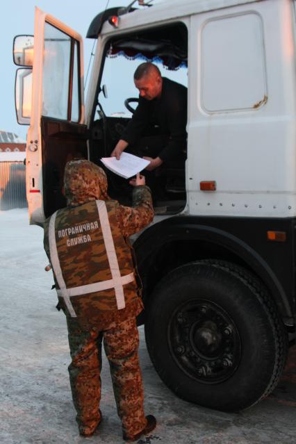 Новый Уренгой. На снимке: КПП. В декабре 2012 года власти города ввели пропускную систему на въезд в город.