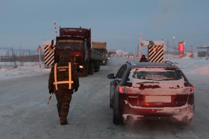 Новый Уренгой. На снимке: КПП. В декабре 2012 года власти города ввели пропускную систему на въезд в город.