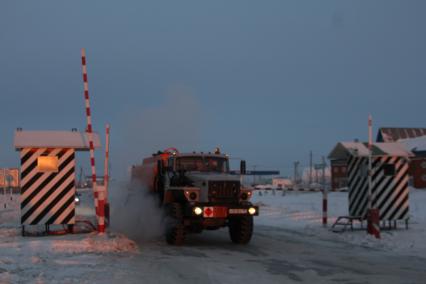 Новый Уренгой. На снимке: КПП. В декабре 2012 года власти города ввели пропускную систему на въезд в город.