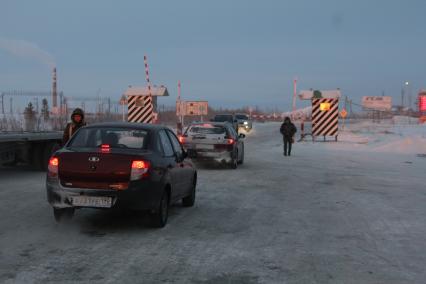 Новый Уренгой. На снимке: КПП. В декабре 2012 года власти города ввели пропускную систему на въезд в город.