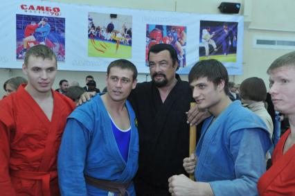 Учебно-спортивный комплекс `Самбо-70`. На снимке: американский актер Стивен Сигал (в центре) и спортсмены.