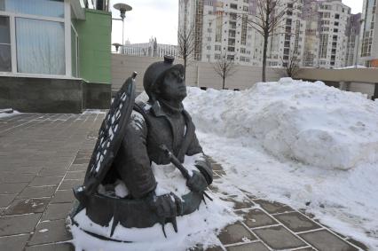 Проспект Вернадского. На снимке: памятник водопроводчику.