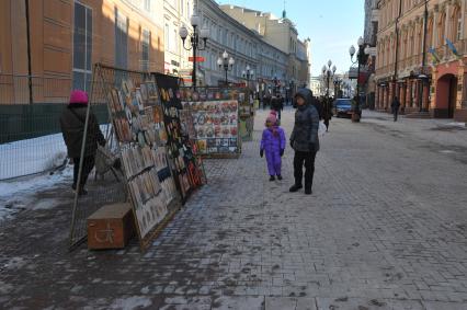 Виды Москвы. Улица Старый Арбат. На снимке: продажа картин.