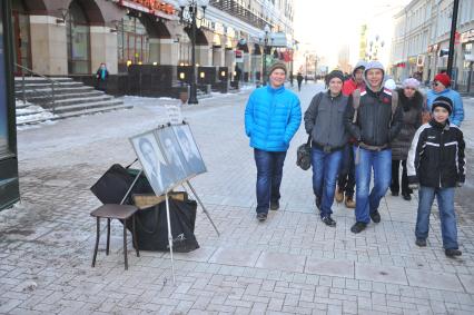 Виды Москвы. Улица Старый Арбат. На снимке: стенд с портретами голливудских актеров и подпись `Портреты с натуры и по фото`.