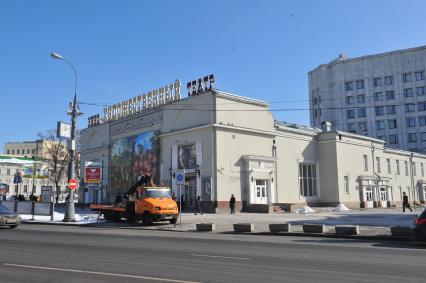 Виды Москвы. Арбатская площадь. На снимке: кинотеатр `Художественный`.