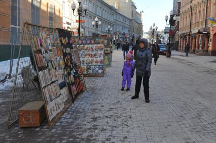 Виды Москвы. Улица Старый Арбат. На снимке: продажа картин.