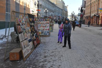 Виды Москвы. Улица Старый Арбат. На снимке: продажа картин.