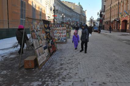 Виды Москвы. Улица Старый Арбат. На снимке: продажа картин.