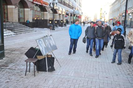 Виды Москвы. Улица Старый Арбат. На снимке: стенд с портретами голливудских актеров и подпись `Портреты с натуры и по фото`.