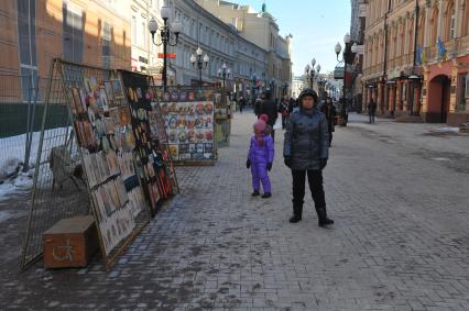 Виды Москвы. Улица Старый Арбат. На снимке: продажа картин.