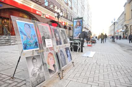 Виды Москвы. Улица Старый Арбат. На снимке: стенд с шаржами и подпись `Портреты, шаржи и фото`.