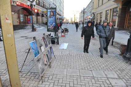 Виды Москвы. Улица Старый Арбат. На снимке: стенд с шаржами и подпись `Портреты, шаржи и фото`.