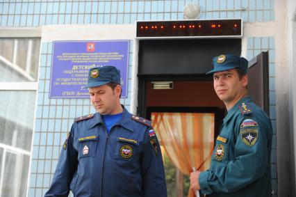 Сотрудники МЧС проводят проверку пожарной безопасности в столичных школах и детских садах перед началом учебного года. На снимке: и. о. начальника второго регионального отдела надзорной деятельности управления по ЮЗАО ГУ МЧС России по г. Москве  Николай Черкасов у дверей детского сада N 1141(слева)