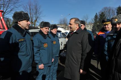 Рабочая поездка главы МЧС России Владимира Пучкова в Калининград. Полевой лагерь Единой государственной системы предупреждения и ликвидации чрезвычайных ситуаций (РСЧС) Калининградской области. На снимке: министр по делам ГО, ЧС и ликвидации последствий стихийных бедствий Владимир Пучков (справа).