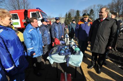 Рабочая поездка главы МЧС России Владимира Пучкова в Калининград. Полевой лагерь Единой государственной системы предупреждения и ликвидации чрезвычайных ситуаций (РСЧС) Калининградской области. На снимке: министр по делам ГО, ЧС и ликвидации последствий стихийных бедствий Владимир Пучков (справа).