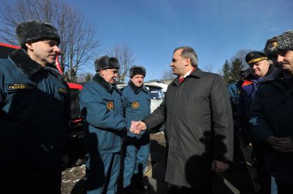 Рабочая поездка главы МЧС России Владимира Пучкова в Калининград. Полевой лагерь Единой государственной системы предупреждения и ликвидации чрезвычайных ситуаций (РСЧС) Калининградской области. На снимке: министр по делам ГО, ЧС и ликвидации последствий стихийных бедствий Владимир Пучков (справа).