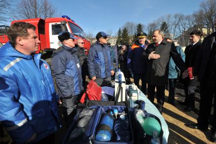 Рабочая поездка главы МЧС России Владимира Пучкова в Калининград. Полевой лагерь Единой государственной системы предупреждения и ликвидации чрезвычайных ситуаций (РСЧС) Калининградской области. На снимке: министр по делам ГО, ЧС и ликвидации последствий стихийных бедствий Владимир Пучков (справа).