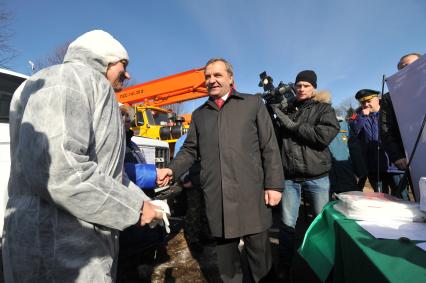 Рабочая поездка главы МЧС России Владимира Пучкова в Калининград. Полевой лагерь Единой государственной системы предупреждения и ликвидации чрезвычайных ситуаций (РСЧС) Калининградской области. На снимке: министр по делам ГО, ЧС и ликвидации последствий стихийных бедствий Владимир Пучков (в центре).