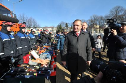 Рабочая поездка главы МЧС России Владимира Пучкова в Калининград. Полевой лагерь Единой государственной системы предупреждения и ликвидации чрезвычайных ситуаций (РСЧС) Калининградской области. На снимке: министр по делам ГО, ЧС и ликвидации последствий стихийных бедствий Владимир Пучков (в центре).