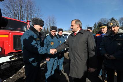 Рабочая поездка главы МЧС России Владимира Пучкова в Калининград. Полевой лагерь Единой государственной системы предупреждения и ликвидации чрезвычайных ситуаций (РСЧС) Калининградской области. На снимке: министр по делам ГО, ЧС и ликвидации последствий стихийных бедствий Владимир Пучков (справа).