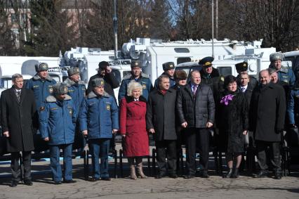 Рабочая поездка главы МЧС России Владимира Пучкова в Калининград. Заседание выездной коллегии МЧС России. На снимке: министр по делам гражданской обороны, чрезвычайным ситуациям и ликвидации последствий стихийных бедствий Владимир Пучков и губернатор Калининградской области Николай Цуканов (в центре слева направо).