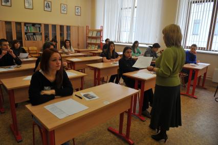 Репетиционный единый госэкзамен (ЕГЭ). На снимке: ученики за партой.