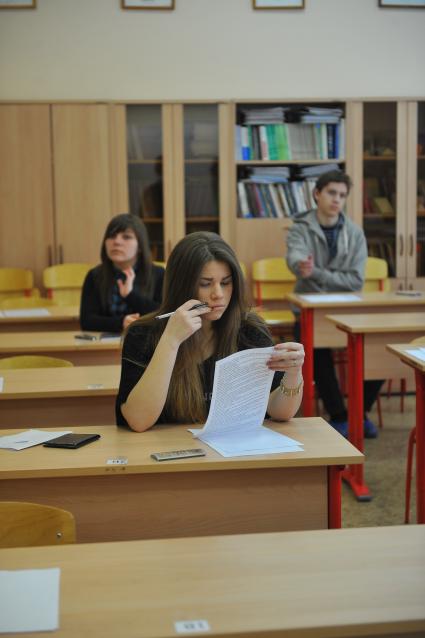 Репетиционный единый госэкзамен (ЕГЭ). На снимке: ученики за партой.