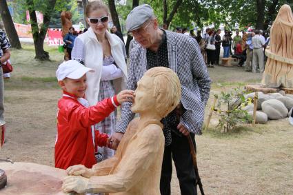 Актер Валерий Золотухин, его сын Иван и гражданская жена Ирина Линдт на выставке деревянной скульптуры.