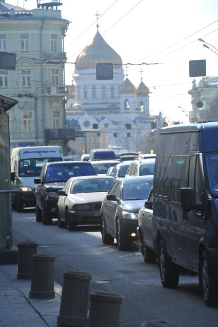 Автомобильное движение в центре Москвы.