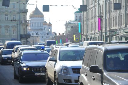 Автомобильное движение в центре Москвы.