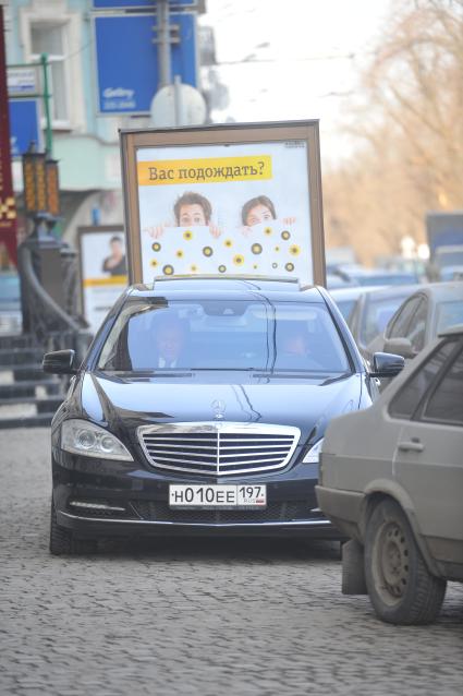 Автомобили на тротуаре.