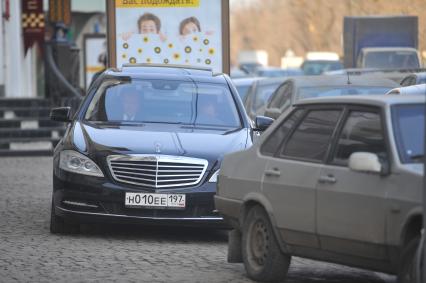 Автомобили на тротуаре.