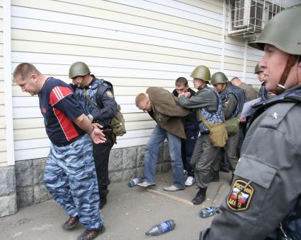 Задержание участников беспорядков полицейскими.