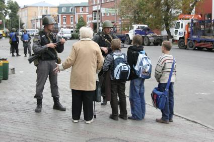 Полицейские с оружием в оцеплении не пускают прохожих на место проведения учений.