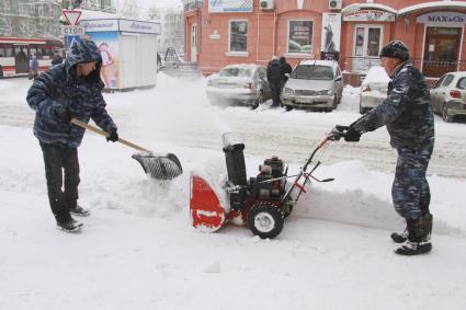 Уборка снега на улице города.