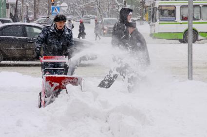 Уборка снега на улице города.