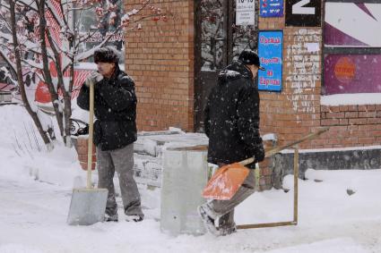 Уборка снега на улице города.