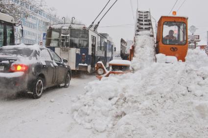 Работа снегоуборочной техники на улице города.