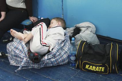 Кубок Сибирского федерального округа по спортивному контактному карате. На снимке: ребенок участник соревнований уснул на сумке.