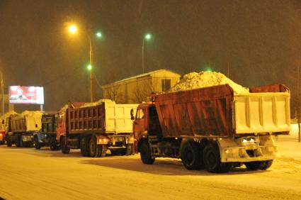 Снегопад в марте. На снимке: автомобили груженные  снегом на ночных улицах Москвы.