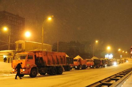 Снегопад в марте. На снимке: автомобили груженные  снегом на ночных улицах Москвы.