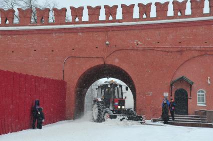 Метель в городе. На снимке: снегоуборочная техника в Александровском саду.