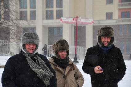 Метель в городе. На снимке: мужчины в шапках-ушанках.