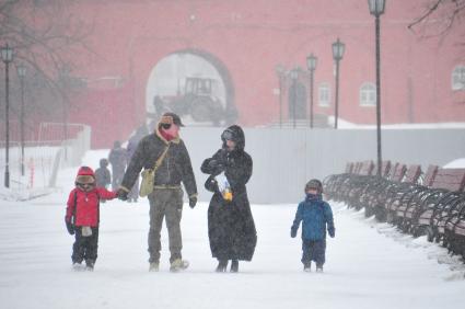 Метель в городе. На снимке: родители и дети.