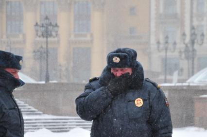 Метель в городе. На снимке: сотрудники правоохранительных органов.