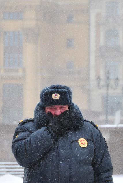 Метель в городе. На снимке: сотрудник правоохранительных органов.