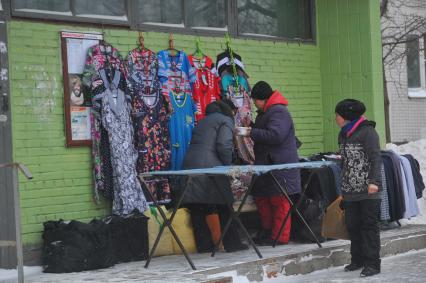 Несанкционированная улицчая торговля у подъезда дома.