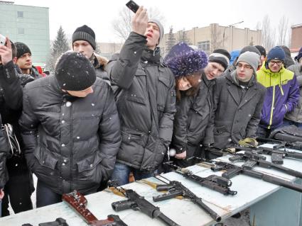 В областном сборном пункте будущих призывников знакомят с вооружением.