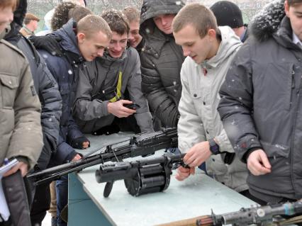 В областном сборном пункте будущих призывников знакомят с вооружением.