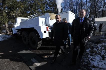 Рабочая поездка главы МЧС России Владимира Пучкова в Калининград. Осмотр подвижных пунктов первоочередного жизнеобеспечения и информирования населения, пострадавшего в чрезвычайных ситуациях. На снимке: министр по делам гражданской обороны, чрезвычайным ситуациям и ликвидации последствий стихийных бедствий Владимир Пучков и губернатор Калининградской области Николай Цуканов (слева направо).